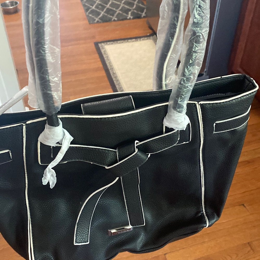 Tahiti black with white trim Large